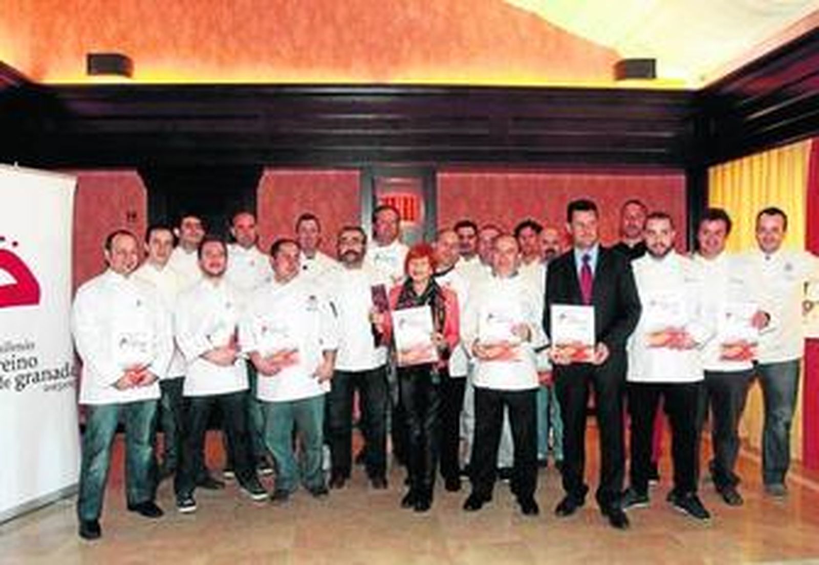 Cocineros de los distintos establecimientos junto a la gerente del Milenio durante la presentación.