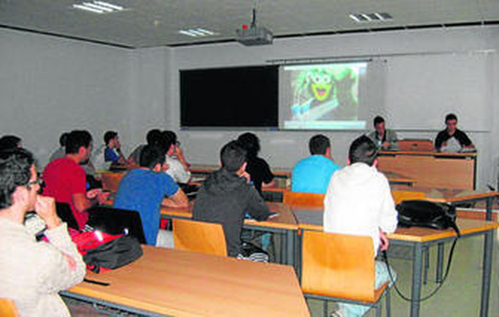 Los asistentes al curso de arbitraje prestan atención a los profesores.