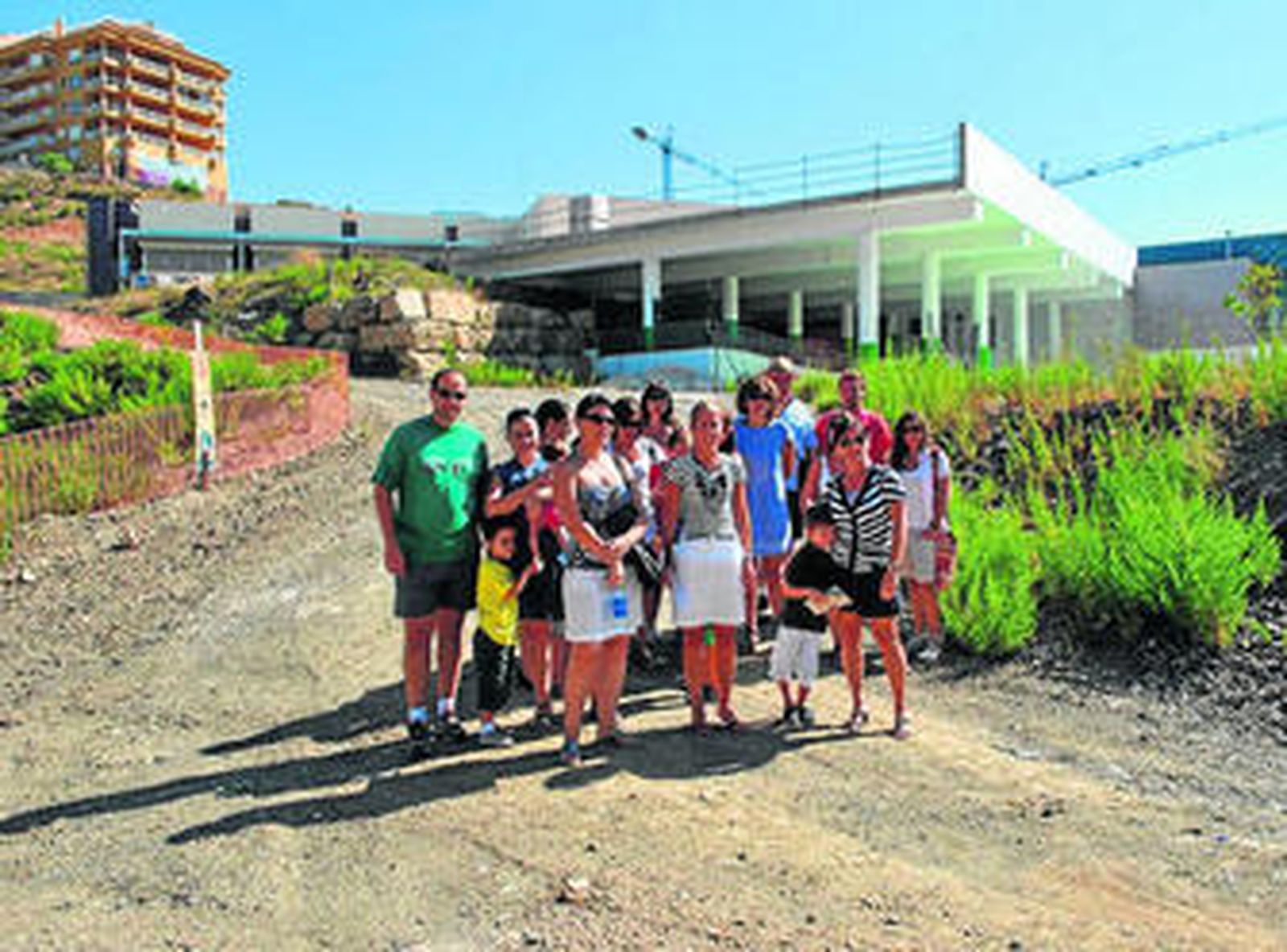 Un grupo de padres se concentró ayer en el colegio sin terminar de Fuengirola.