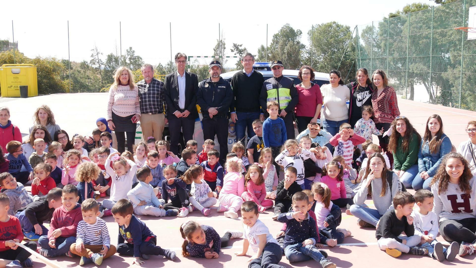 Foto de familia de los participantes en la charla del CEIP Abdera. Foto de familia de los participantes en la charla del CEIP Abdera.