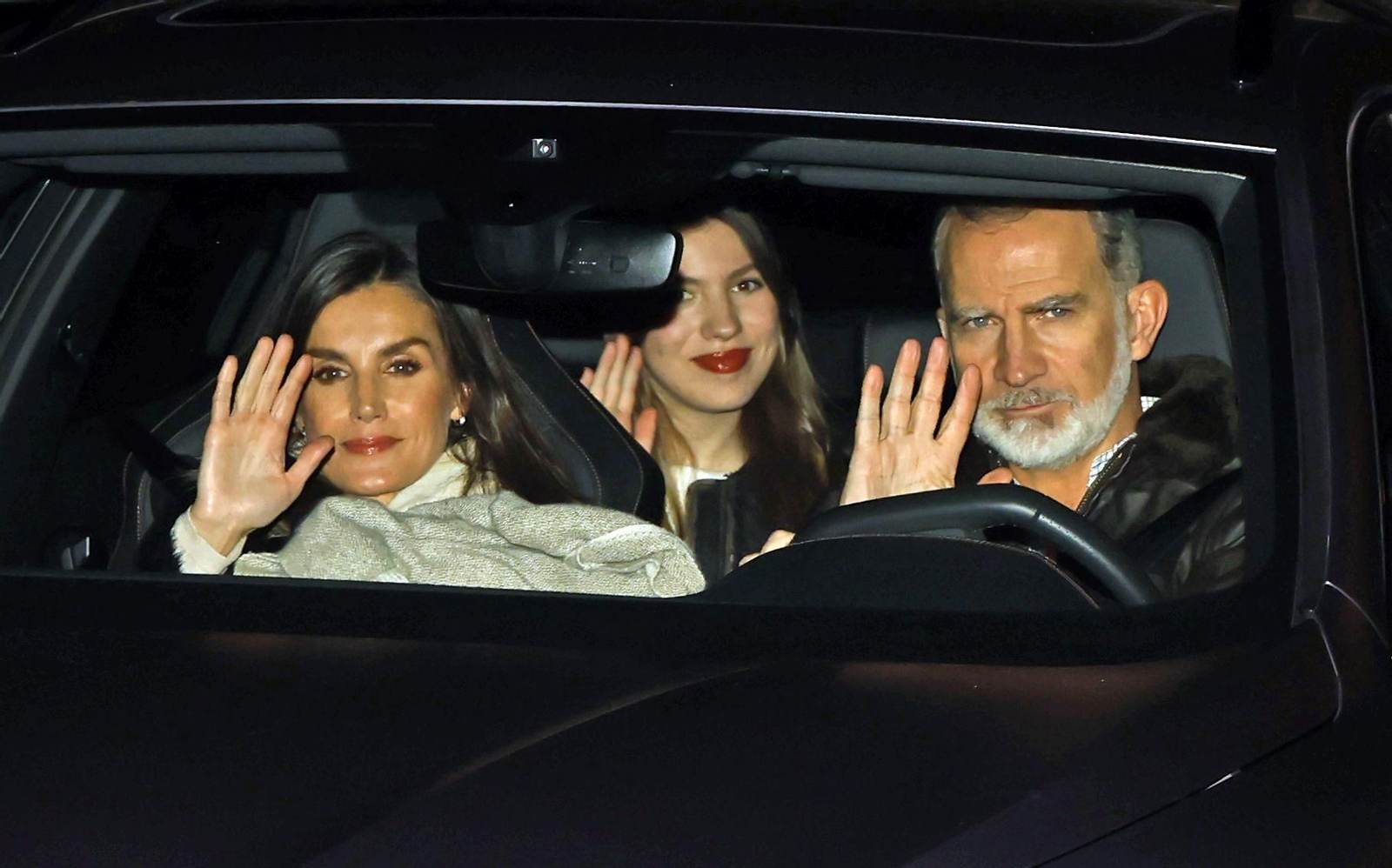 Los Reyes, con la infanta Sofía saludando desde el asiento trasero, a la llegada a la casa de Jesús Ortiz