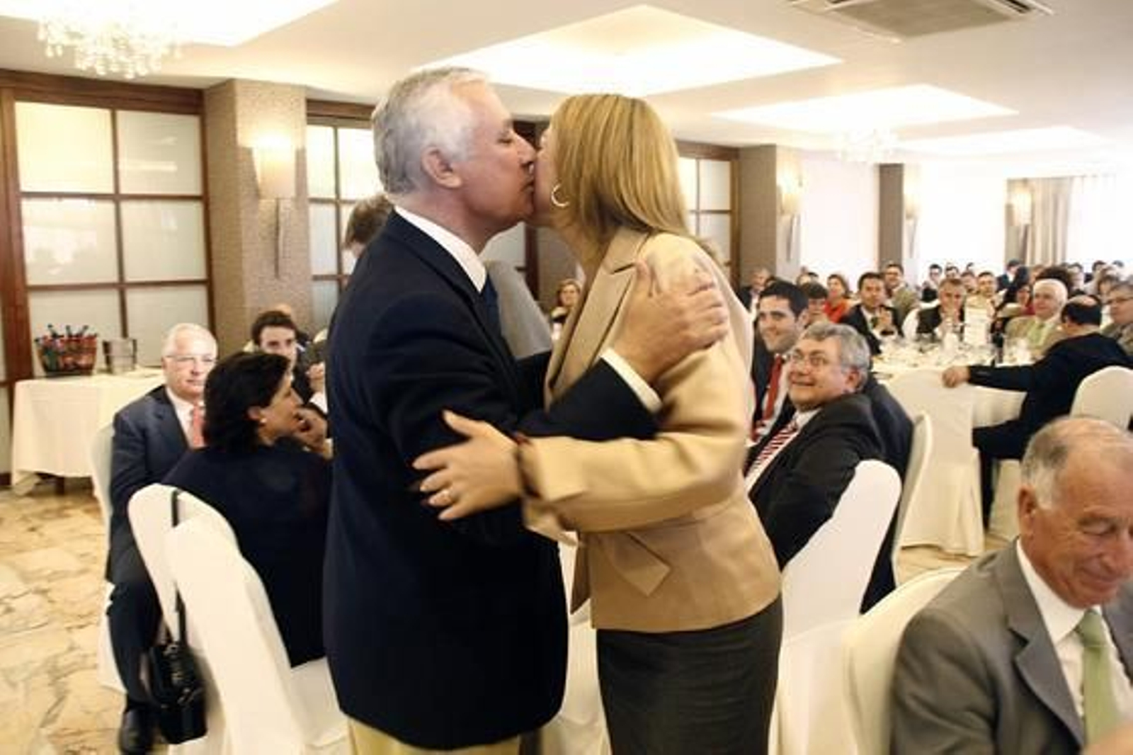 Javier Arenas saluda a De Cospedal a su llegada al acto.

Foto: J. Alonso/ R. Gonzalez