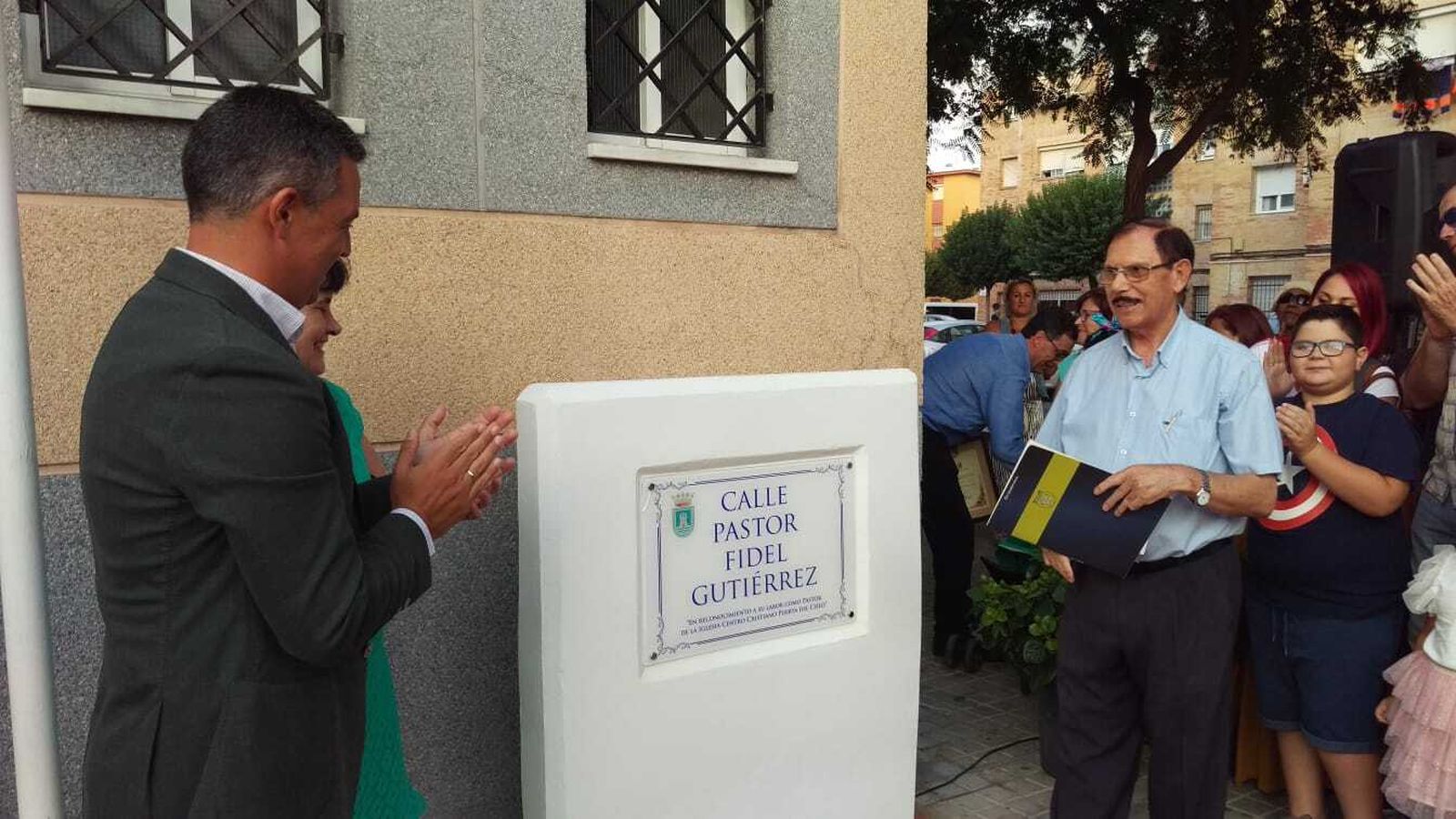 El alcalde de Rota y el propio homenajeado descubrieron el monolito.