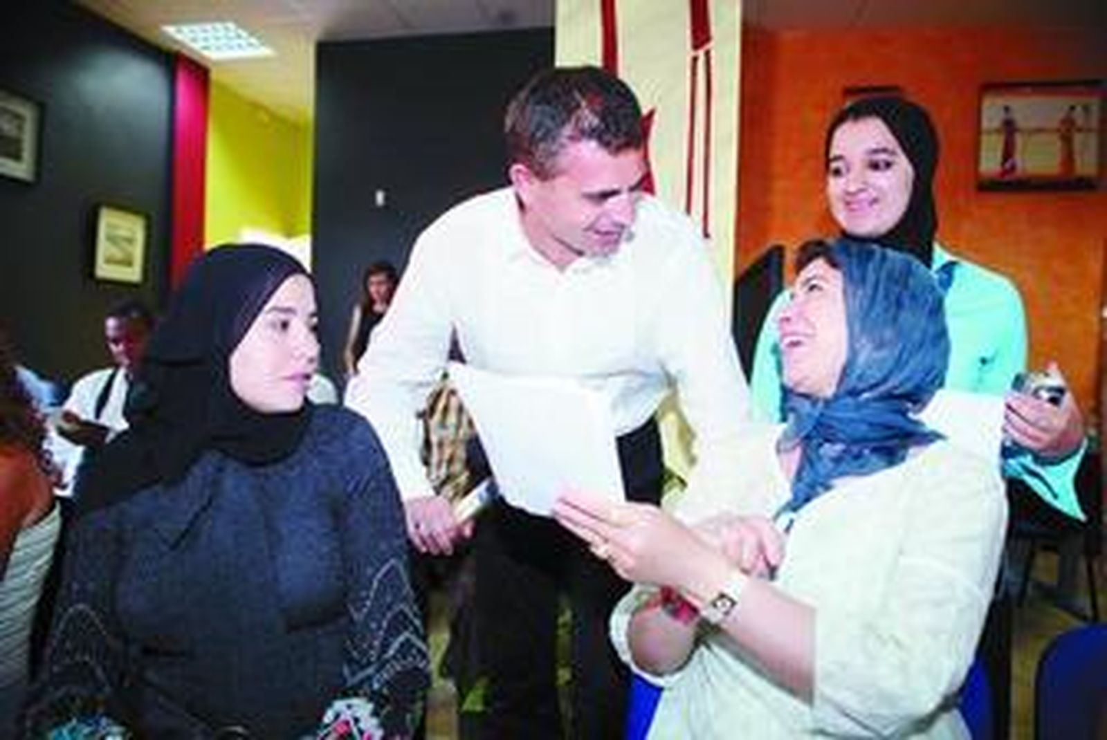 Andrade habla con algunas participantes poco antes del encuentro.