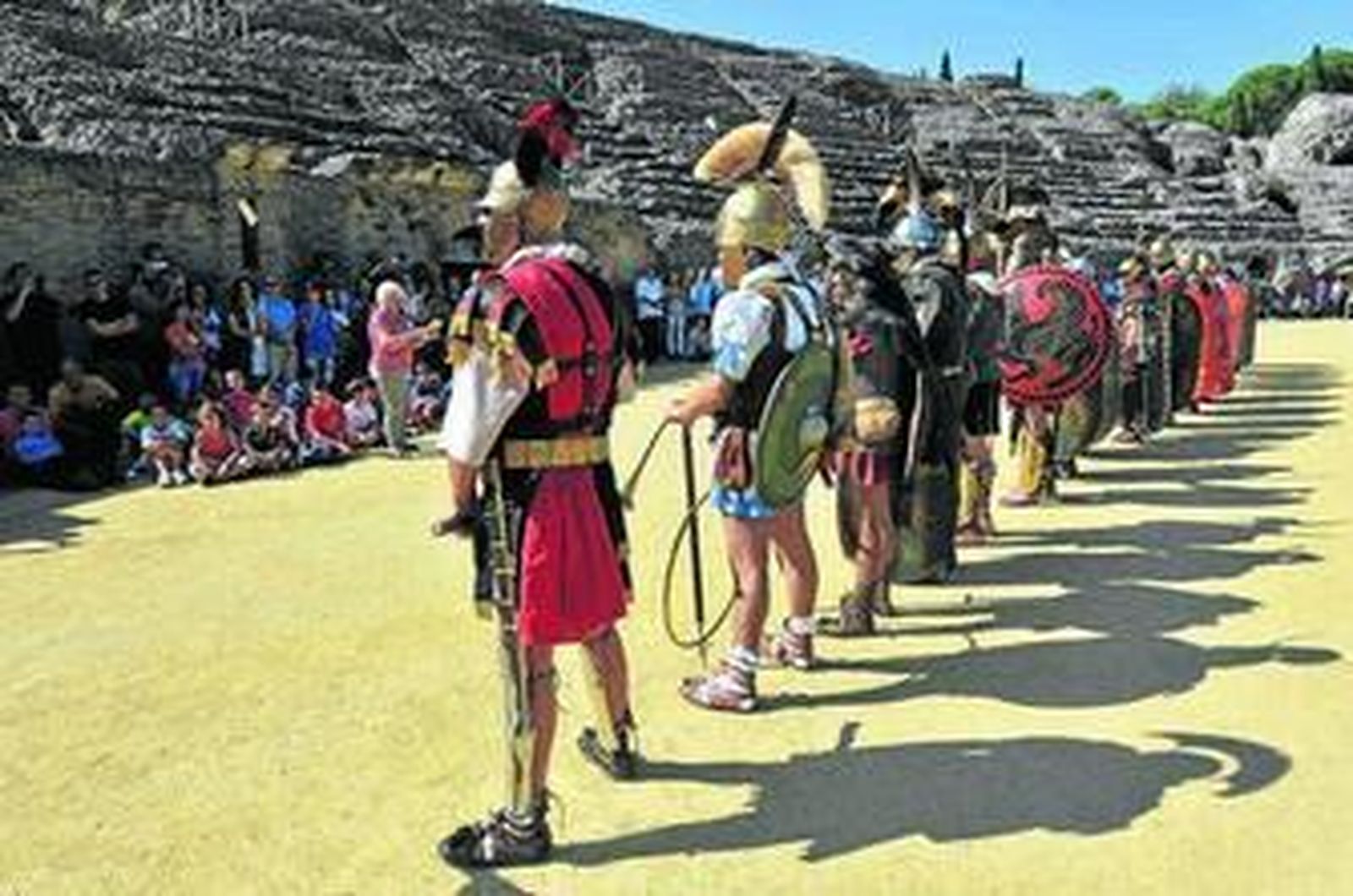 La Asociación Hispania Romana, en una exhibición en el anfiteatro del conjunto arqueológico.