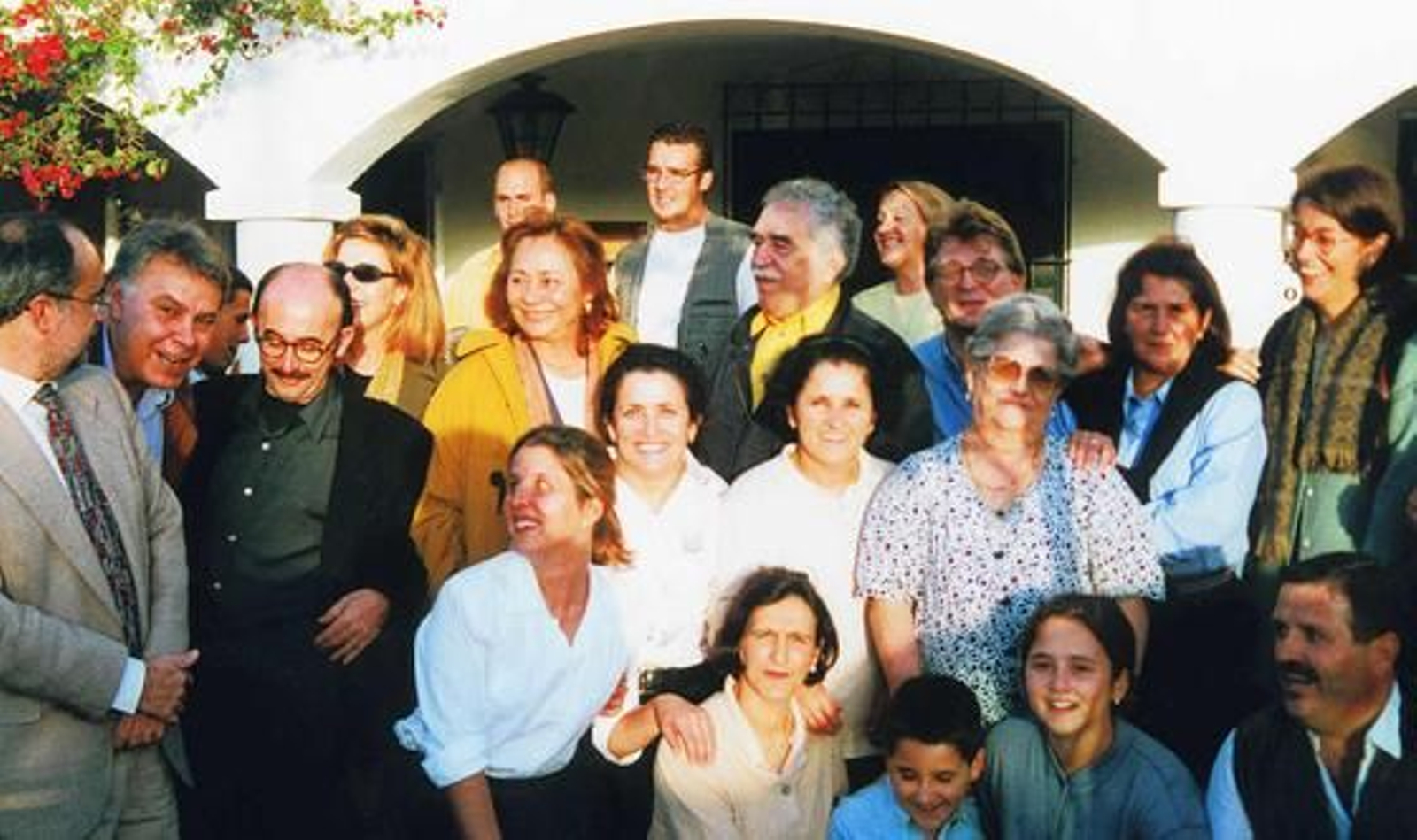 Con Felipe González y Carmen Romero, entre otros, durante un almuerzo en la Venta El Soldao, en Cádiz. / Pina