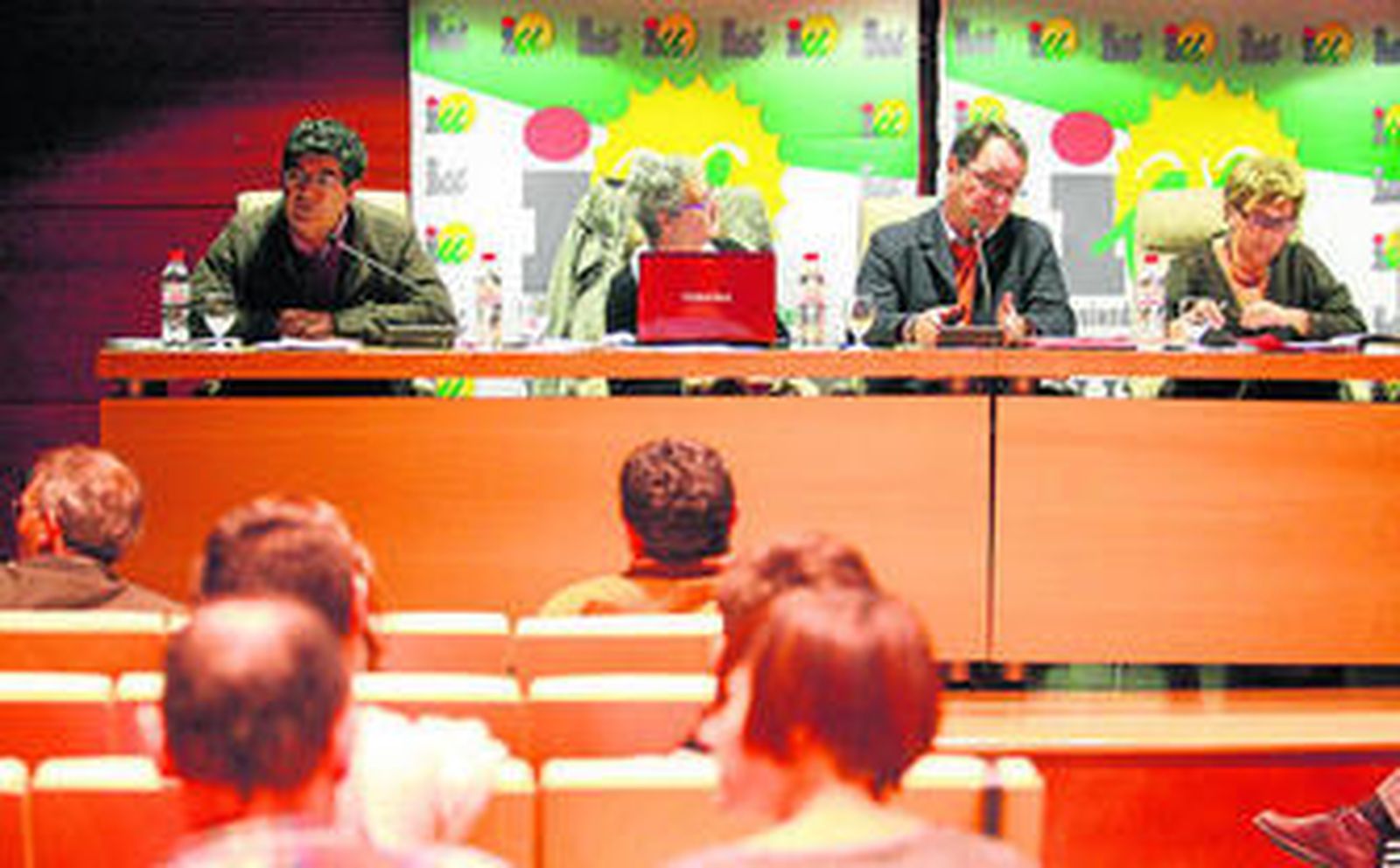 Inauguración de la asamblea provincial de IU, en la mañana de ayer, en las Cocheras del Puerto.