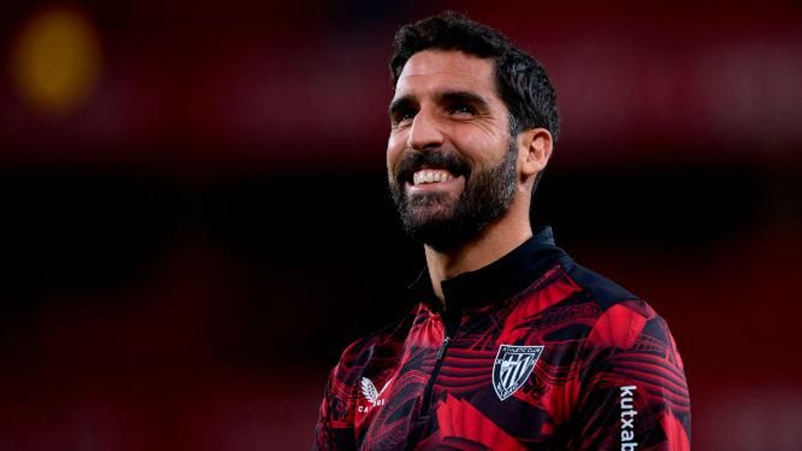 Raúl García sonríe en un calentamiento en San Mamés.