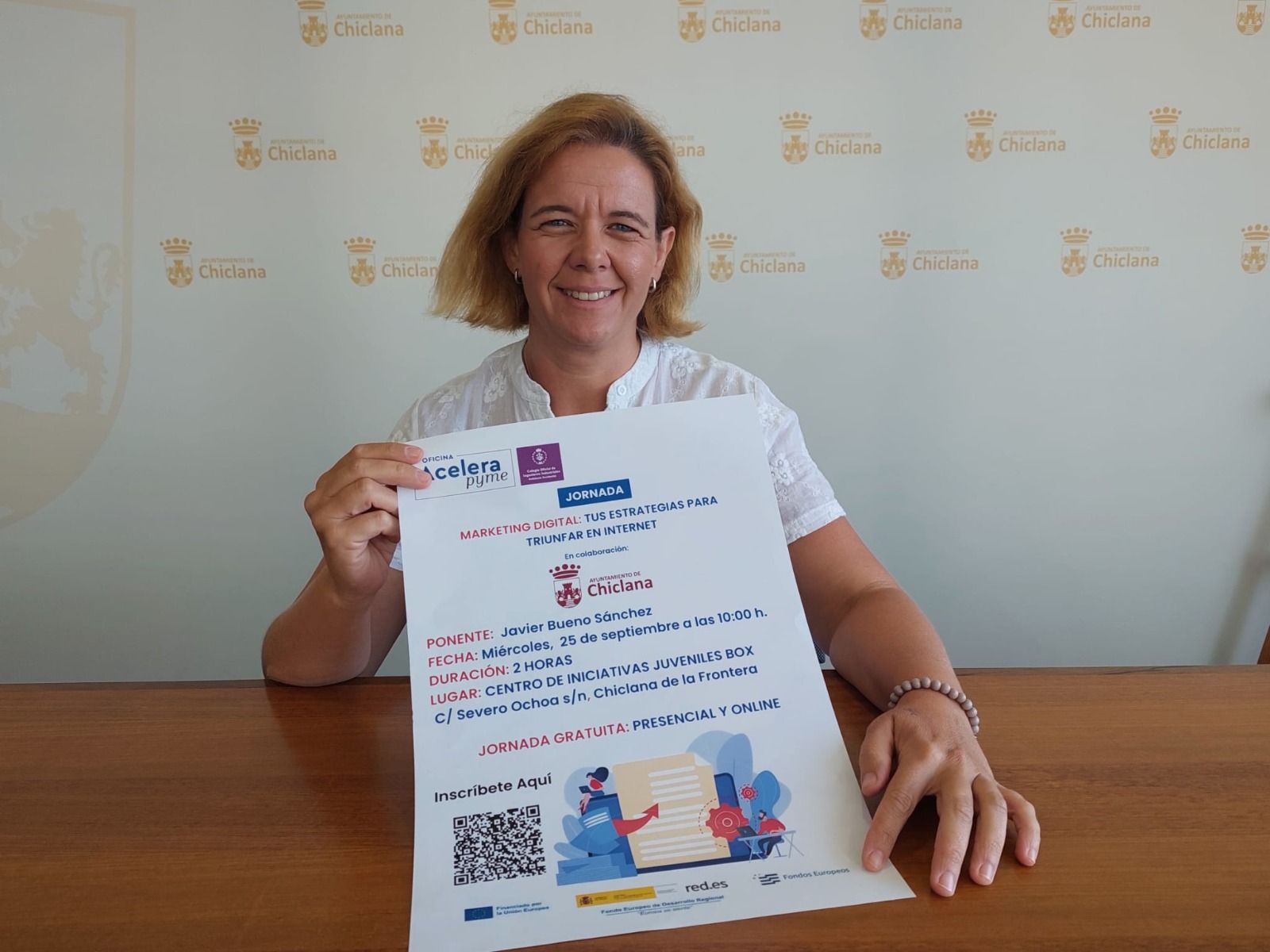 La delegada muestra información sobre esta actividad.