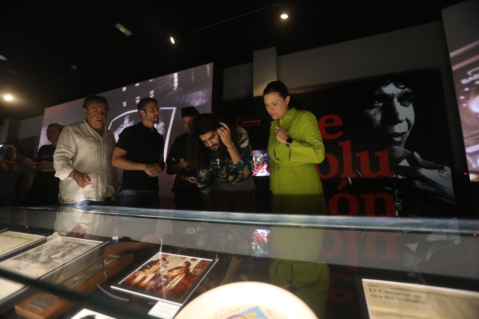 El cantaor flamenco Israel Fernández visita el Museo Camarón en San Fernando