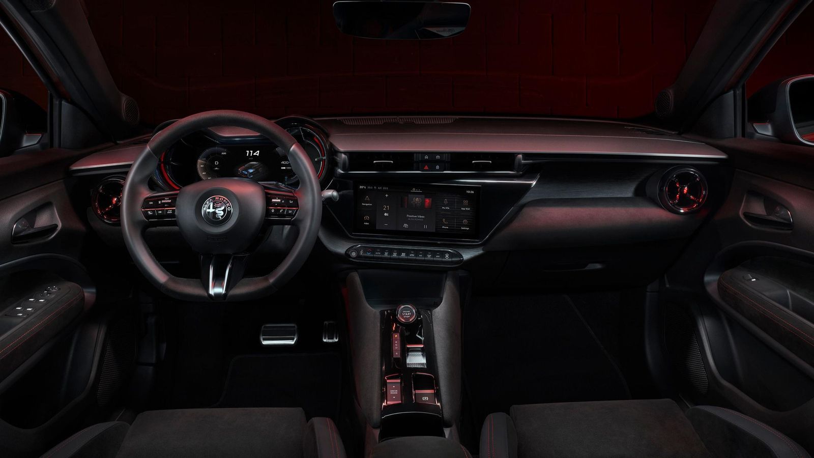 La pantalla central del equipo multimedia queda baja respecto a la carretera. Los materiales que se usan en el interior, perfectibles pues no ofrecen el aspecto premium deseable. La pantalla central del equipo multimedia queda baja respecto a la carretera. Los materiales que se usan en el interior, perfectibles pues no ofrecen el aspecto premium deseable.