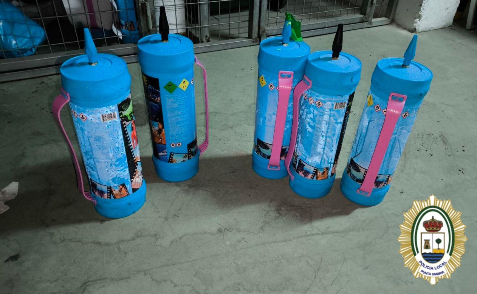 Botellas del gas de la risa inacutada por la policía.