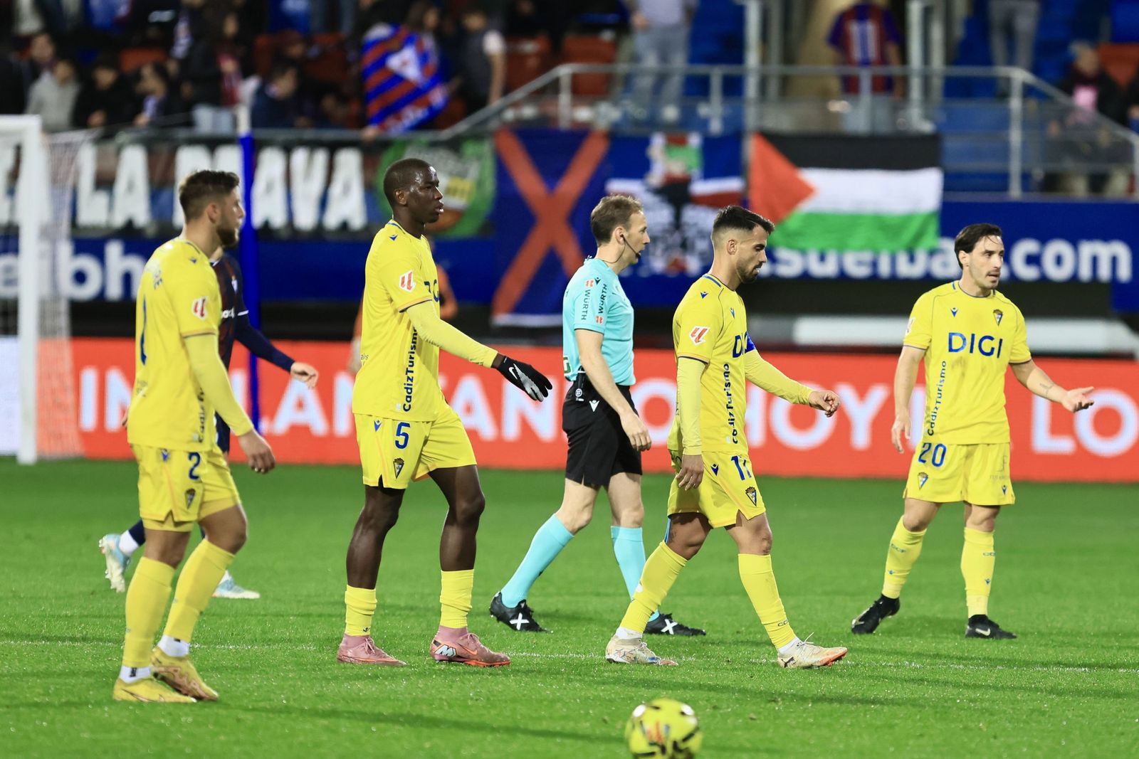 Jugadores del Cádiz con gesto de derrota en Eibar.