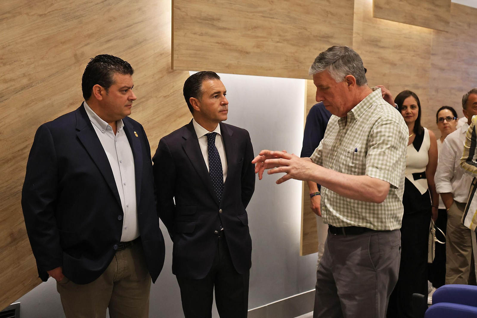 Imágenes de la firma con alcaldes de 34 municipios los convenios del programa 'Tu Diputación Invierte'