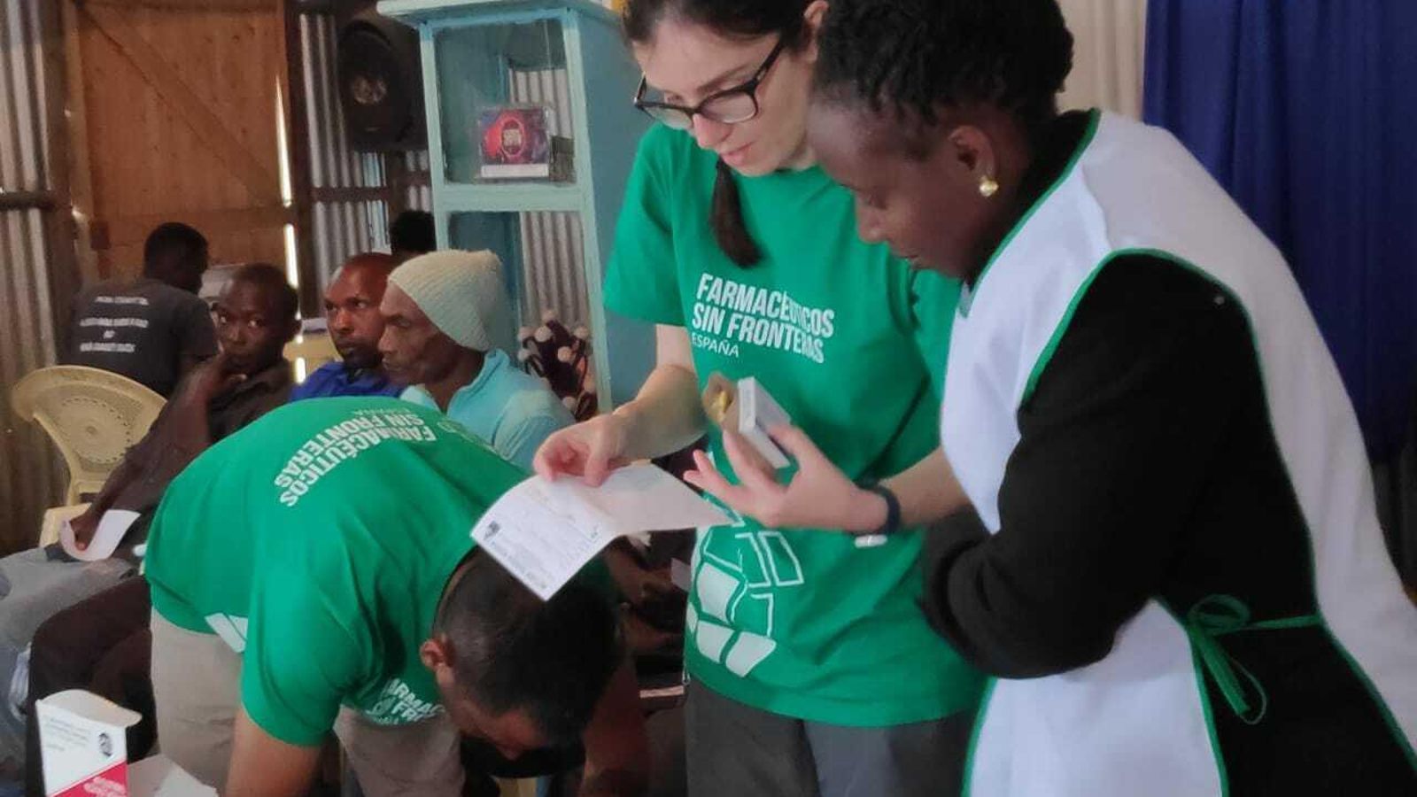 Varios cooperantes de Farmacéuticos Sin Fronteras de España durante uno de los proyectos internacionales.
