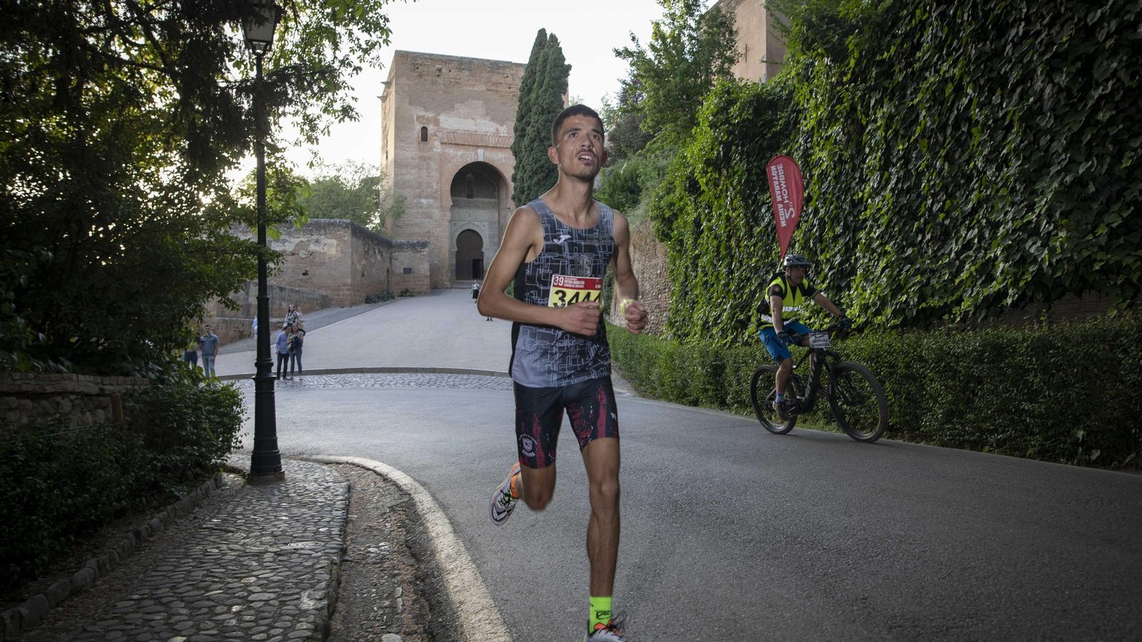 Paso de un atleta frente a la Puerta de la Justicia