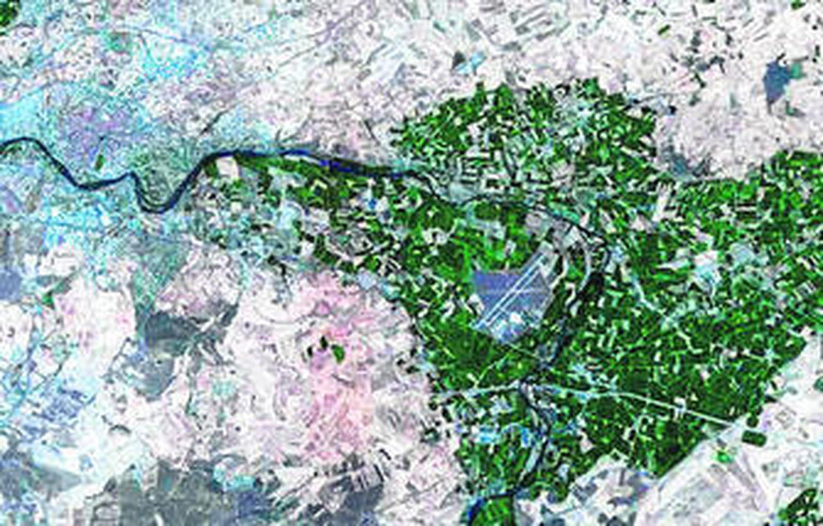 1. Imagen aerea proporcionada por el Deimos 1 desde el espacio. 2. El astronauta Pedro Duque durante la presentación del satélite mostrando el campo de visión de este.