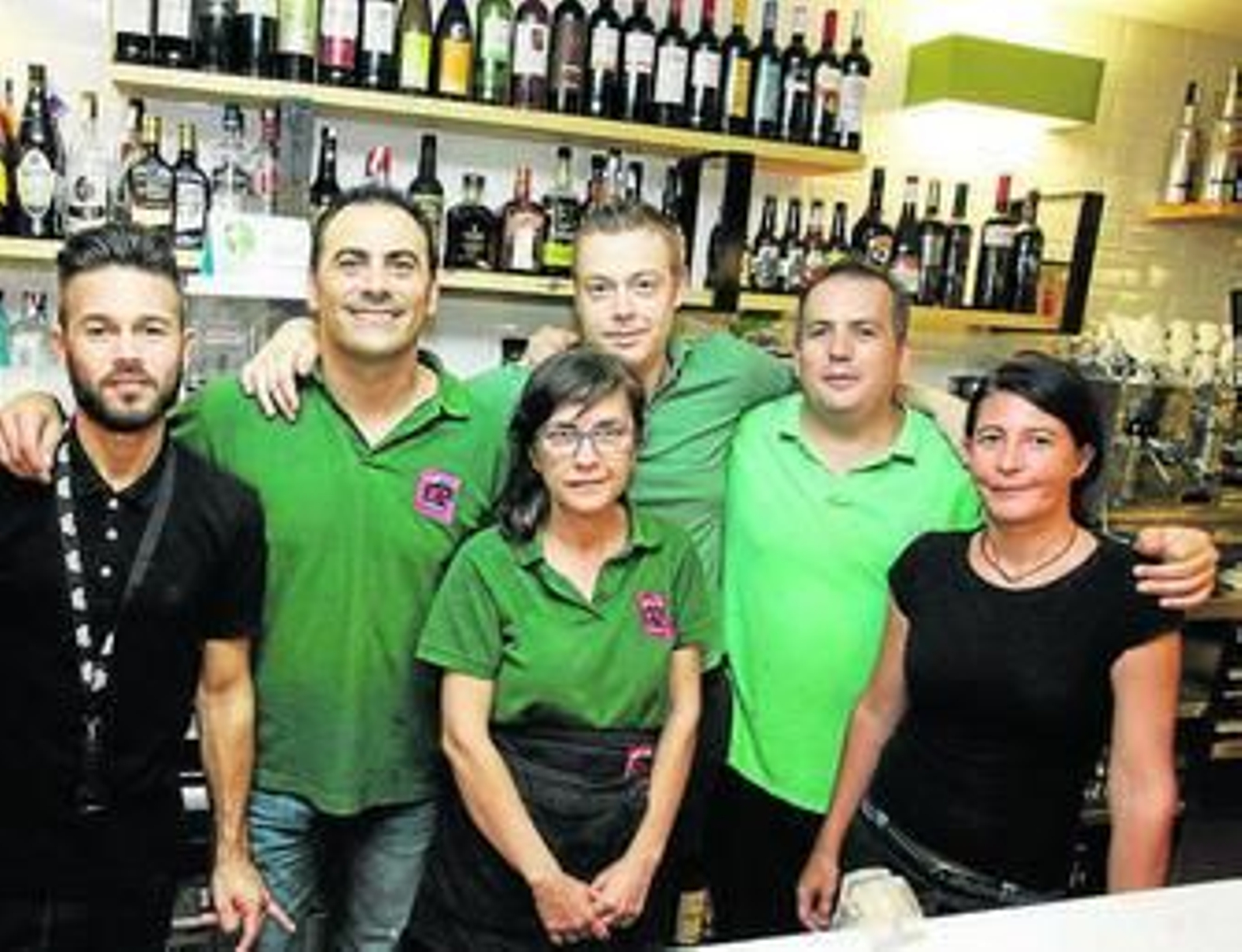 Los camareros del establecimiento derrochan buen rollo y alegría.