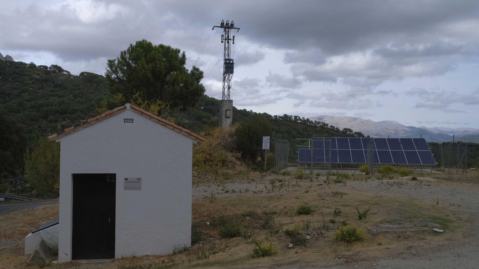 Las captaciones para el suministro de agua ya utilizan placas solares.