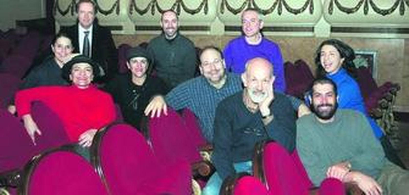 Foto de familia de los coproductores de 'Aynadamar', ayer, en Santander.