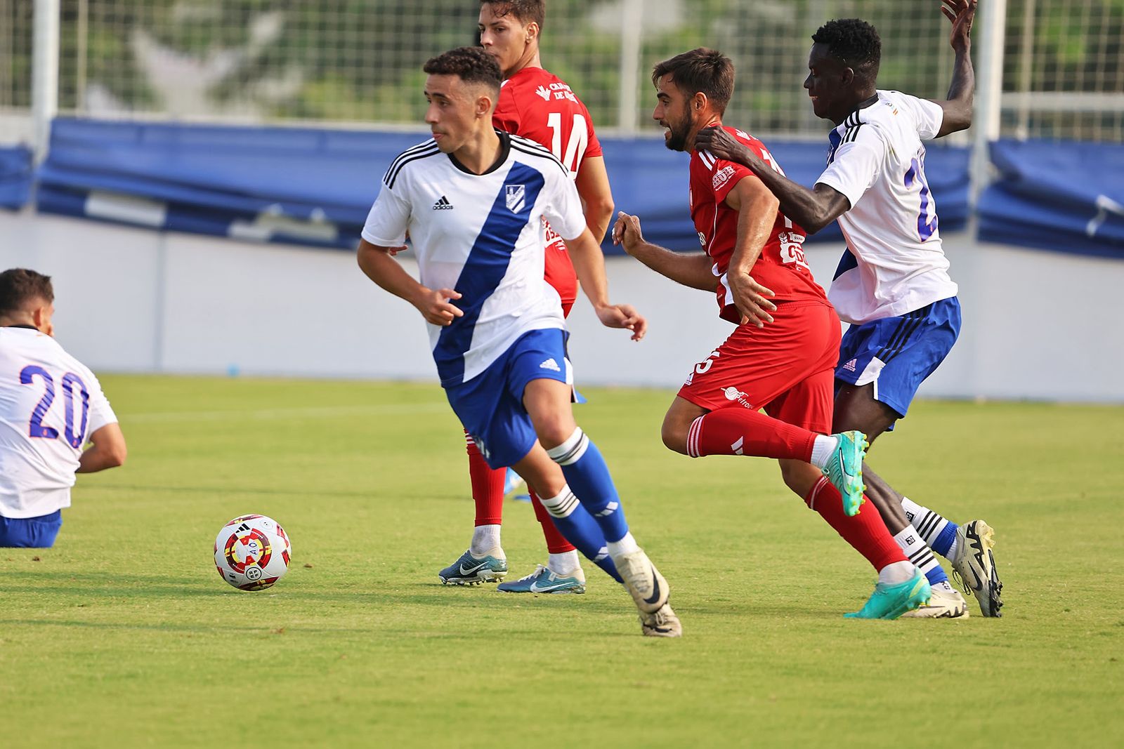 Cheikh disputa una pelota con un futbolista del Utrera.