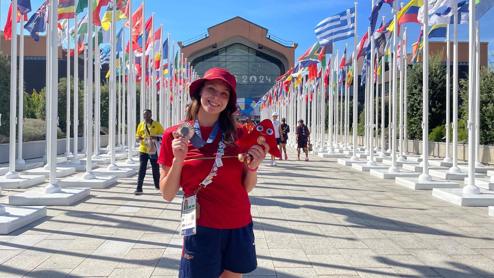 Alisa Ozhogina posa con la medalla de bronce en la villa olímpica 