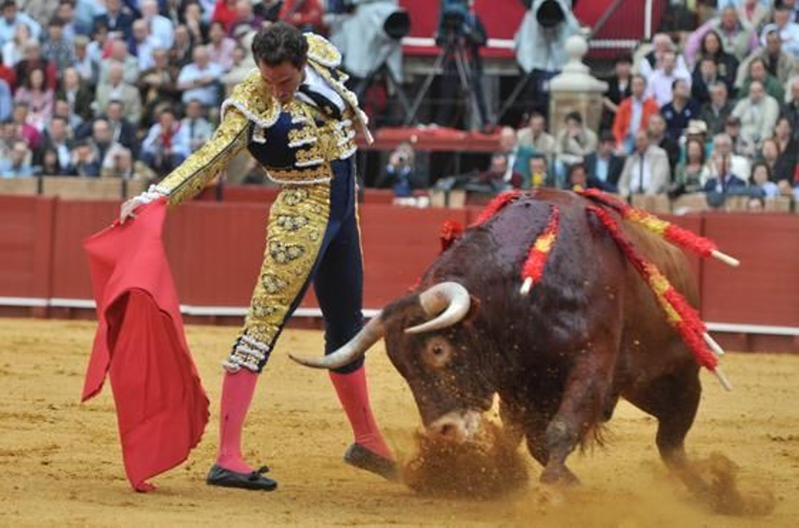 Cortés en un derechazo limpio a un toro que no le permitió coronar la faena.

Foto: Manuel Gómez