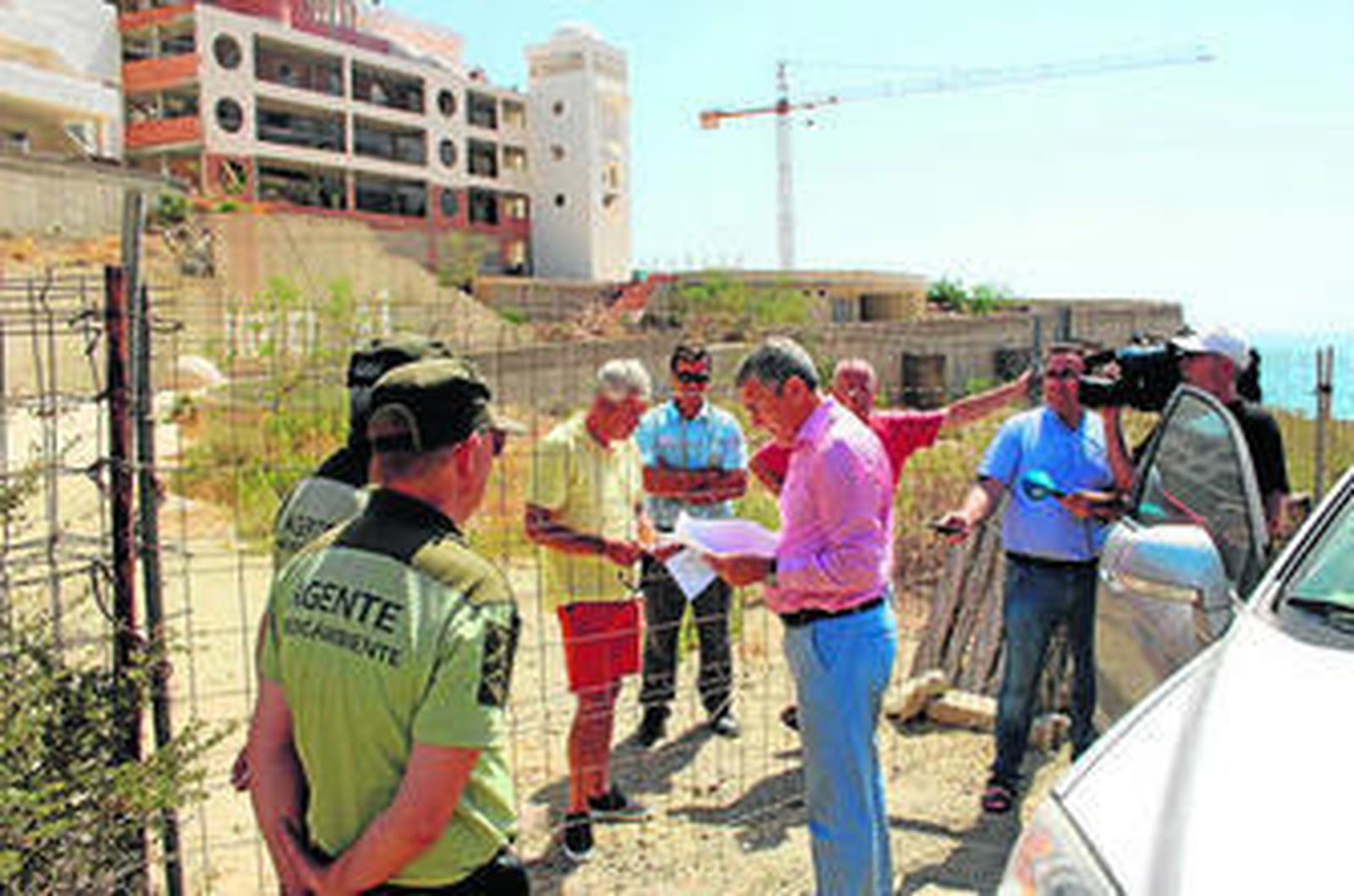 El letrado de la Junta muestra la autorización del TSJA para entrar al hotel.