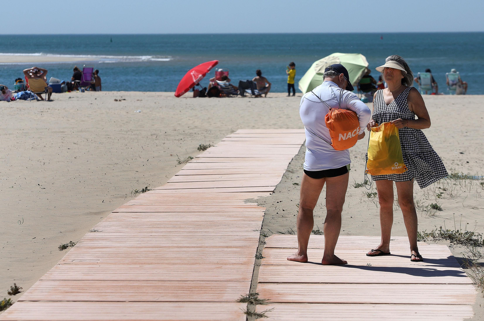 Imágenes del ambiente en la playa en la mañana del domingo en Huelva
