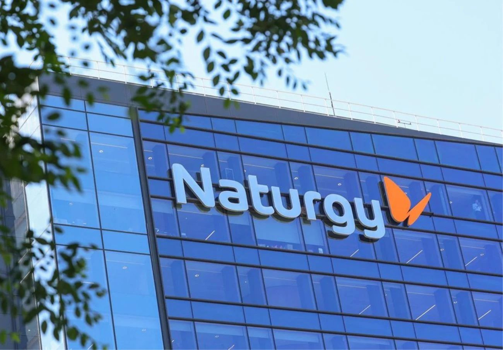 Vista del logo de Naturgy en la fachada de su sede.
