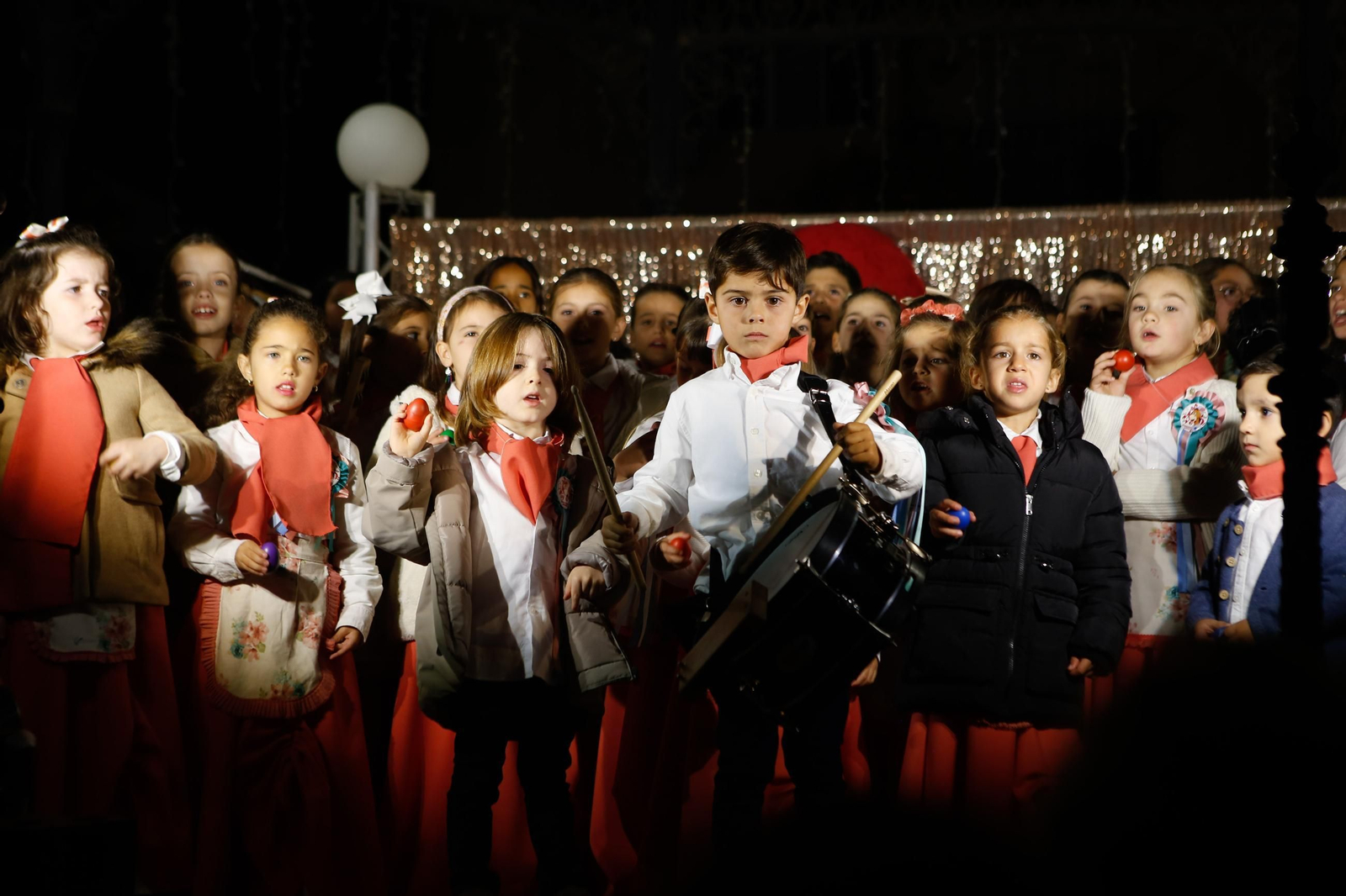 Fotos del encendido del alumbrado navideño en Los Barrios y la gran nevada artificial