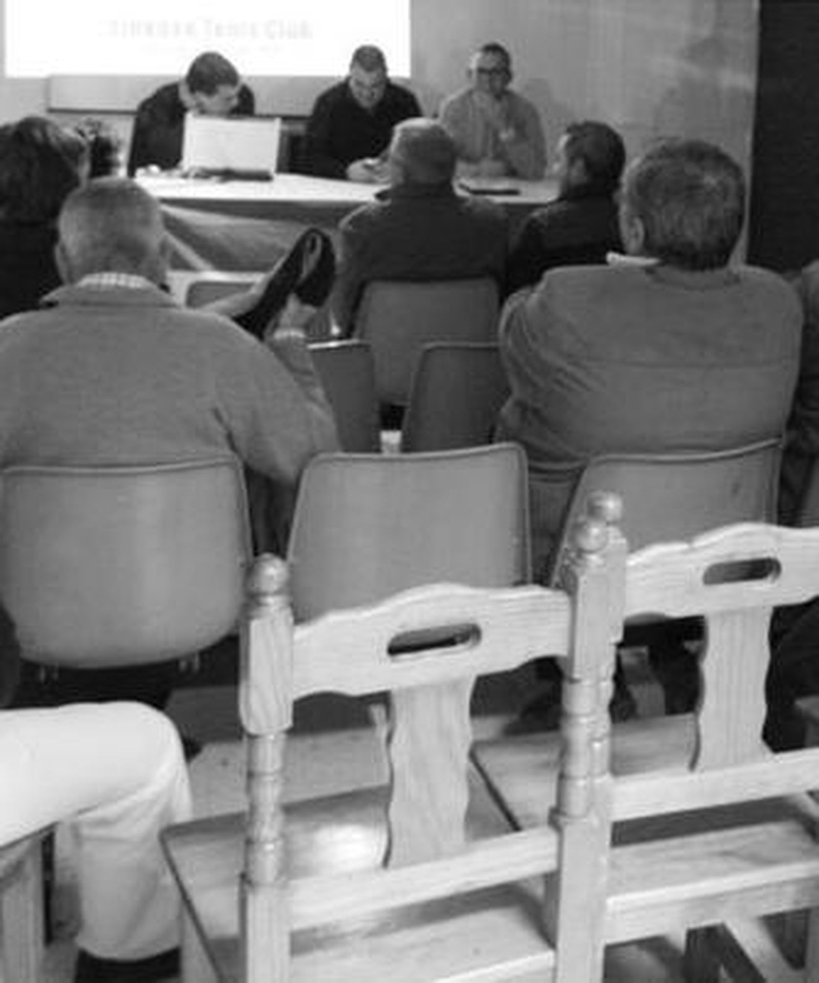 Asamblea de socios celebrada anoche en el Tenis Club.