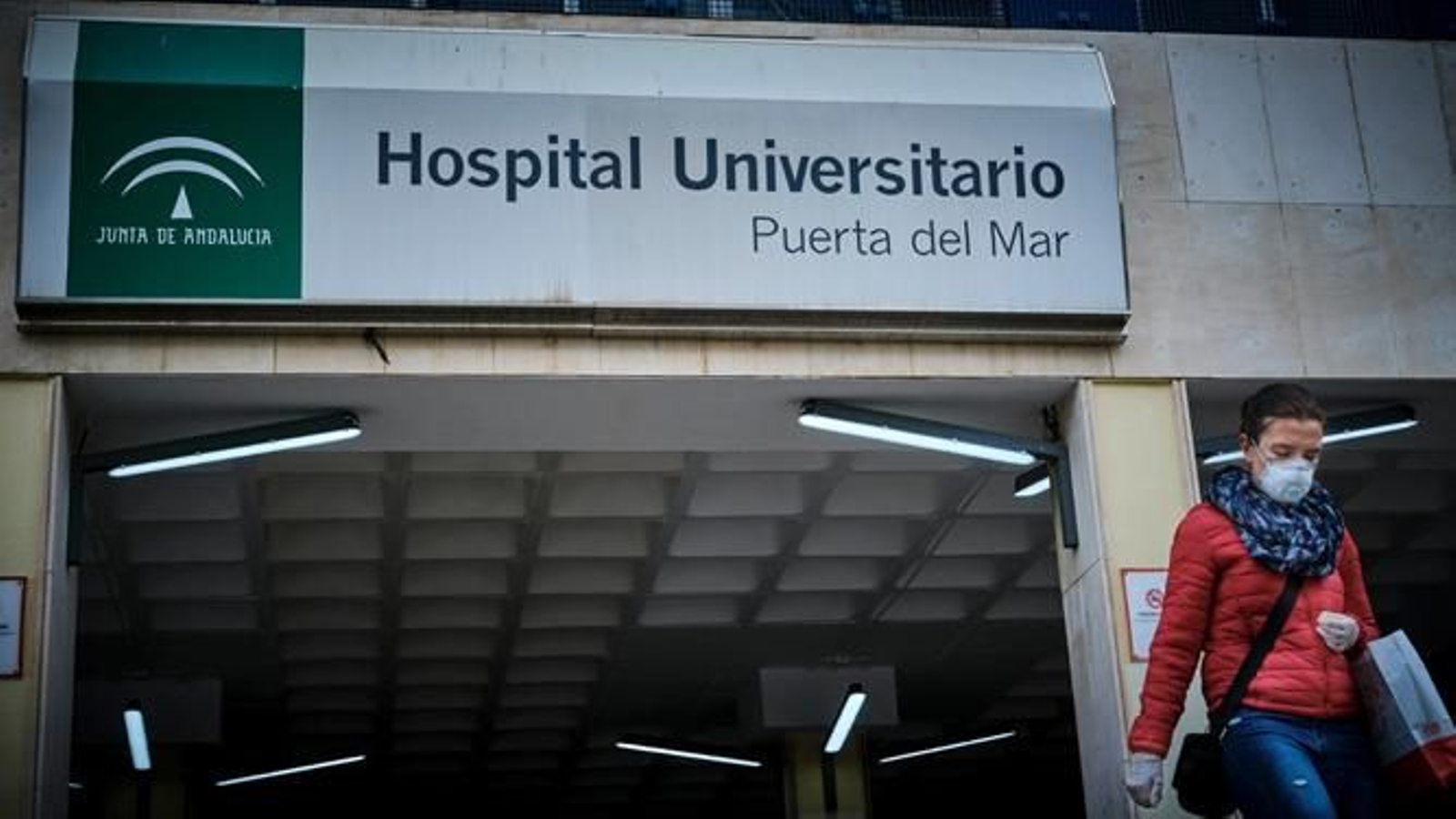 Acceso al Hospital Puerta del Mar de Cádiz.