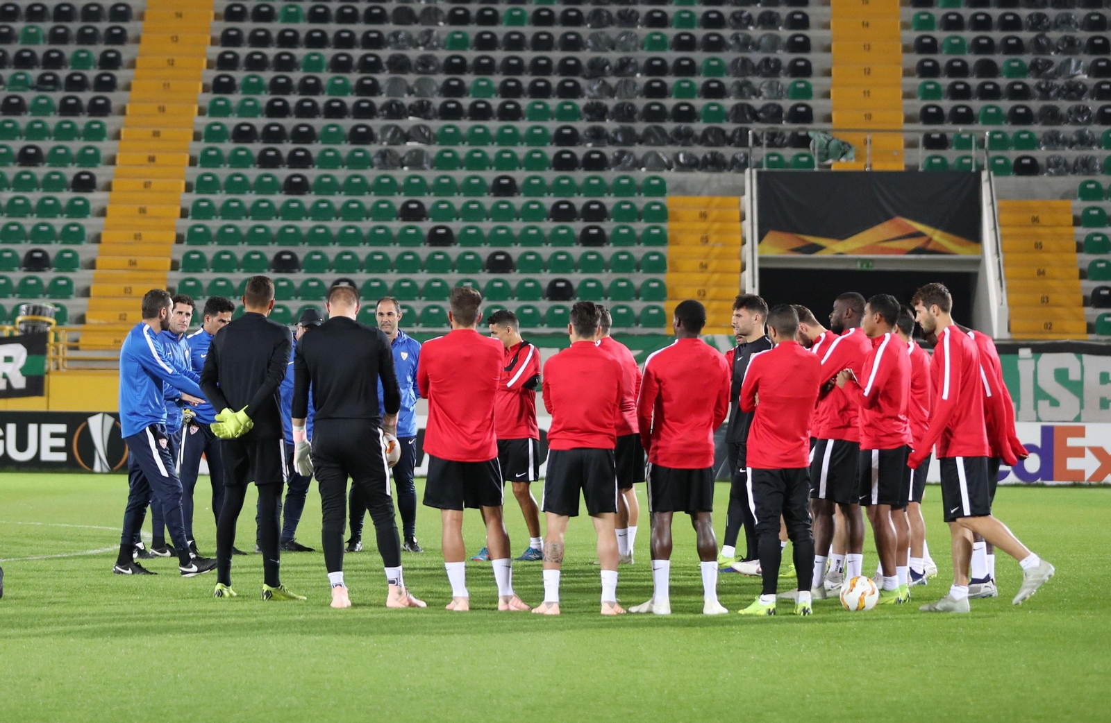 Los futbolistas desplazados por Pablo Machín a Turquía, reunidos junto al cuerpo técnico en el Akhisar Arena.
