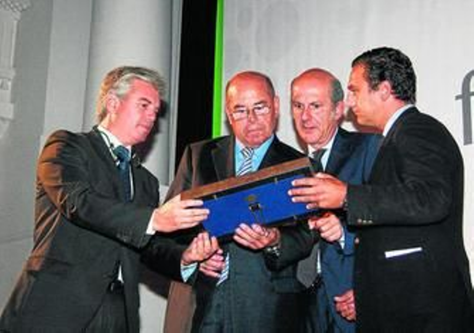 Miguel Reina, con el 'Galardón Heliópolis'; Miguel Guillén, Miguel Cuéllar y Julián G. de la Borbolla, junto a él.