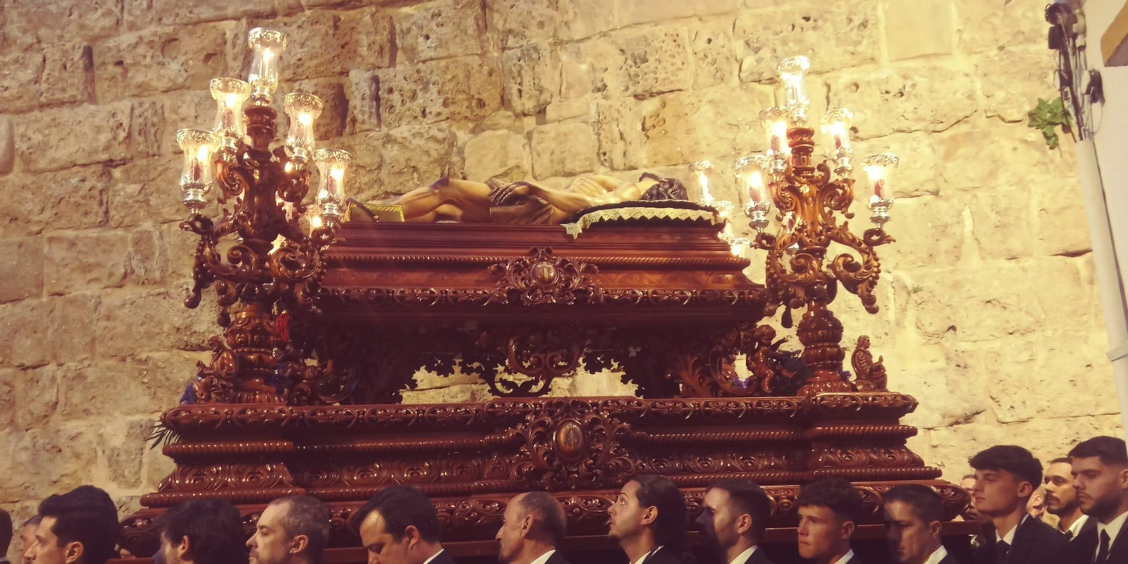 Luto y silencio al paso del yacente en Marbella