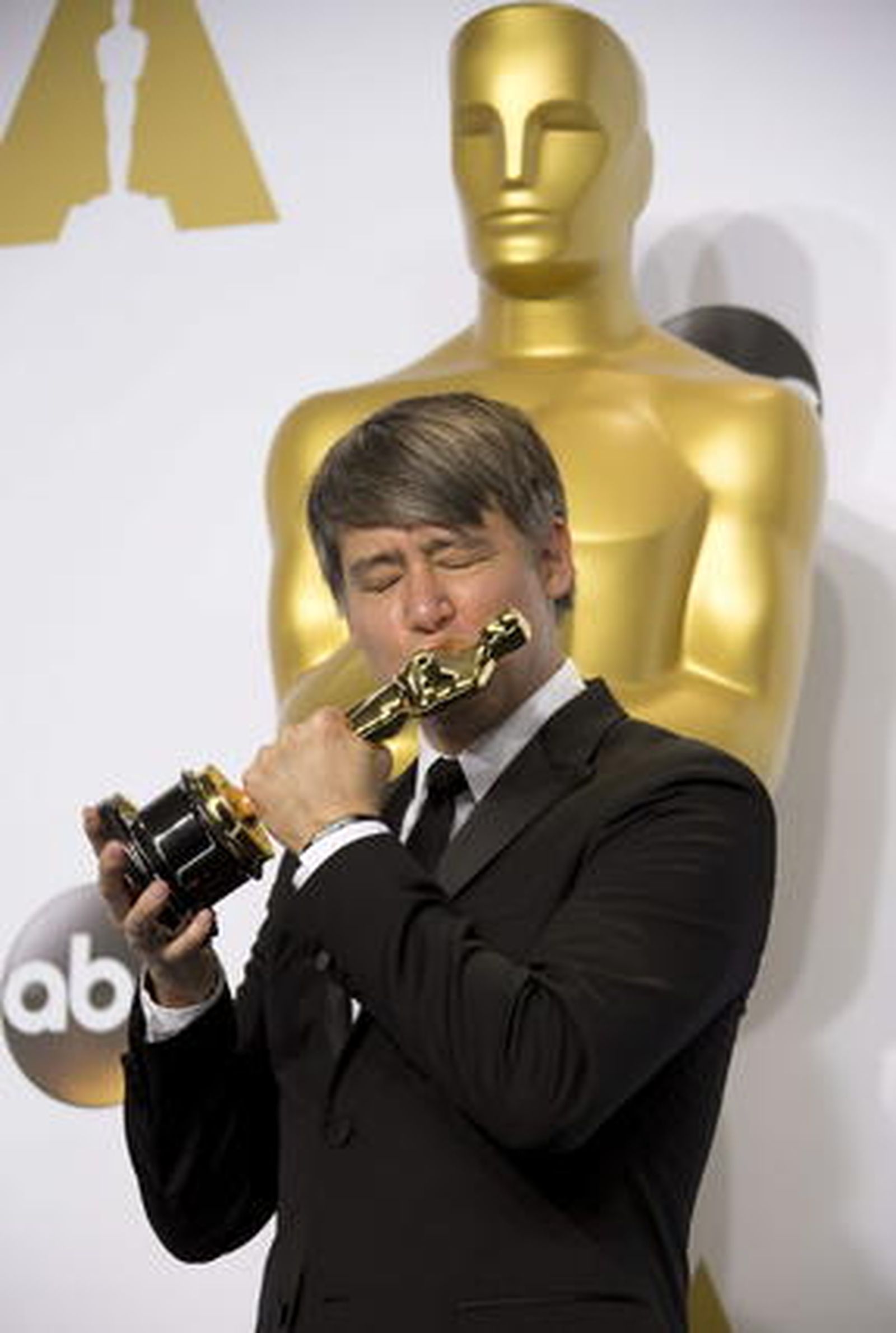 Tom Cross besa su estatuilla del Mejor mobtaje por 'Whiplash'.

Foto: EFE