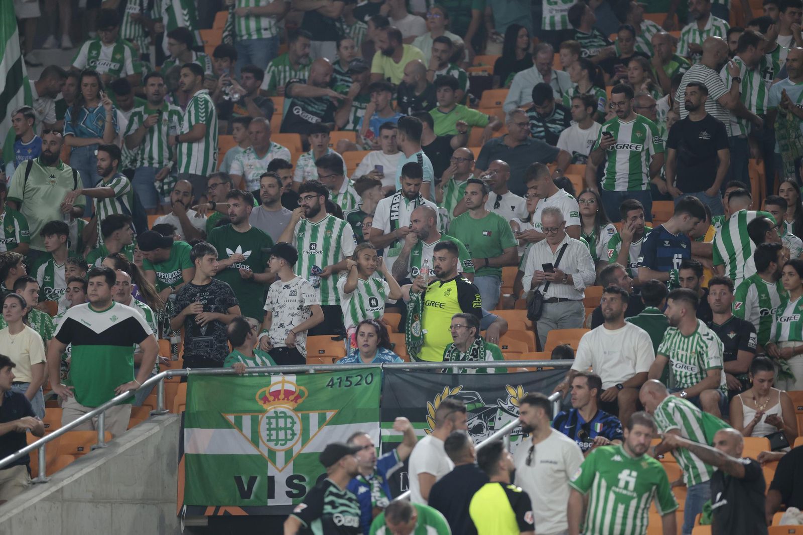 Búscate en las fotos del Betis - Nottingham Forest