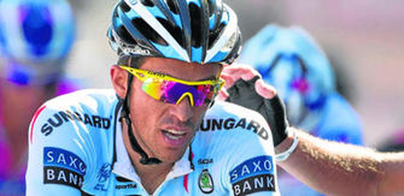 Contador, con cara de esfuerzo, cruza la meta en Mont des Alouettes después de ceder tiempo.