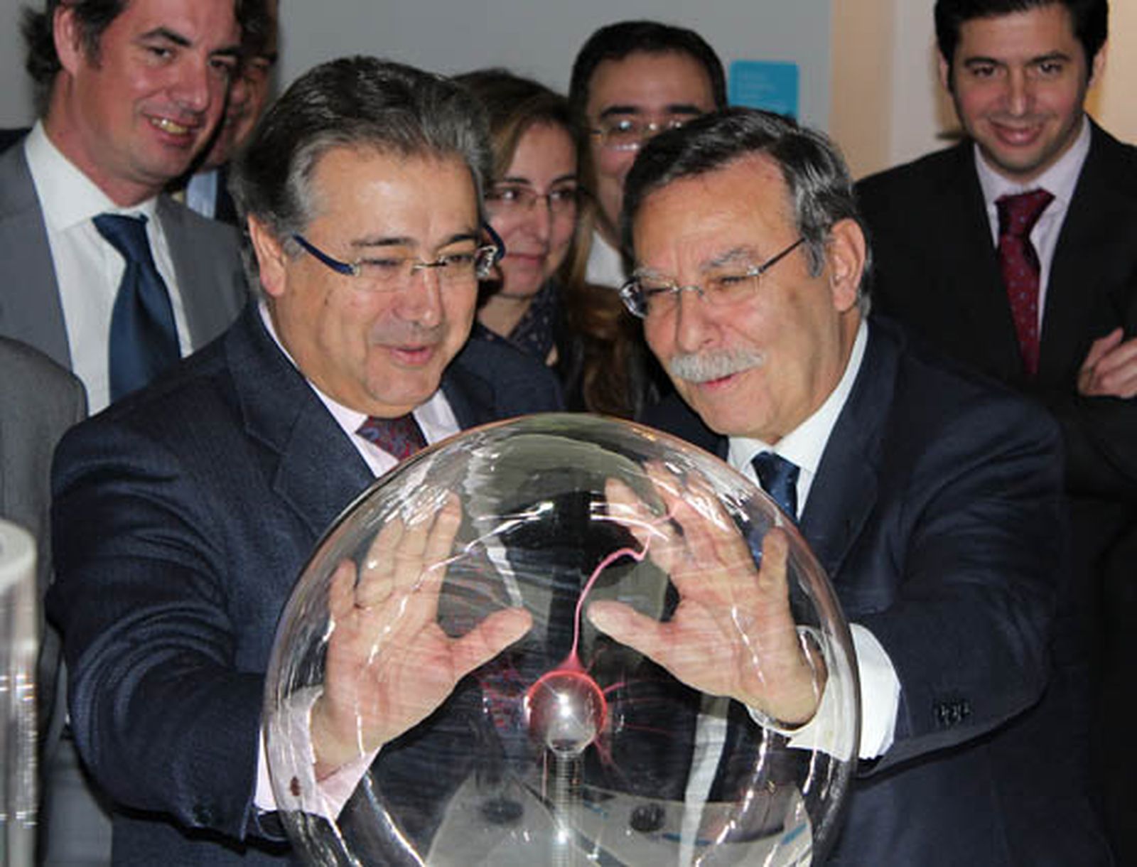 El alcalde de Sevilla, Juan Ignacio Zoido, y el presidente de Red Eléctrica de España, José Folgado Blanco, en un momento durante el recorrido por la muestra 'Una autopista detrás del enchufe'.

Foto: Victoria Ramírez