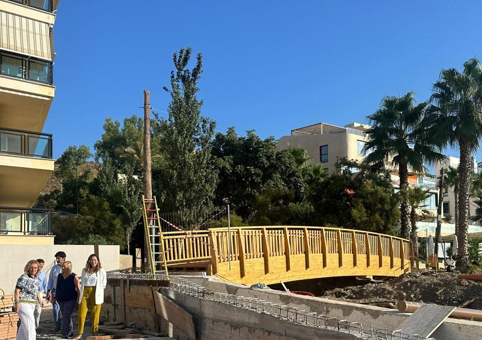 La visita institucional a los trabajos de instalación de la nueva pasarela.
