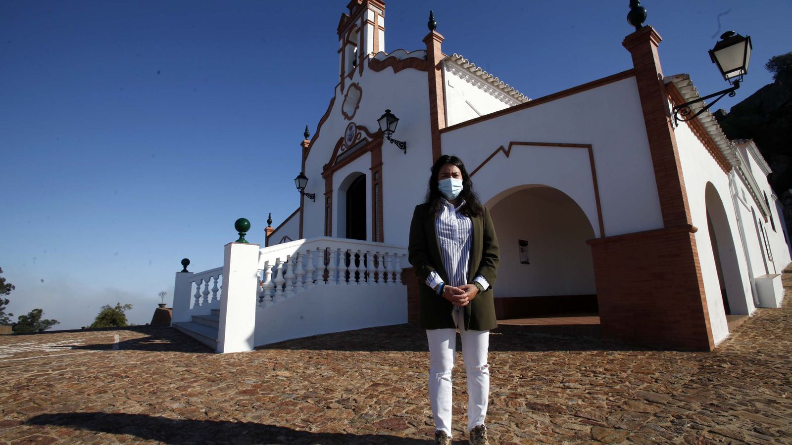 La presidenta de la Hermandad, Ilde Gómez, posa para Huelva Información frente al santuario de la Peña
