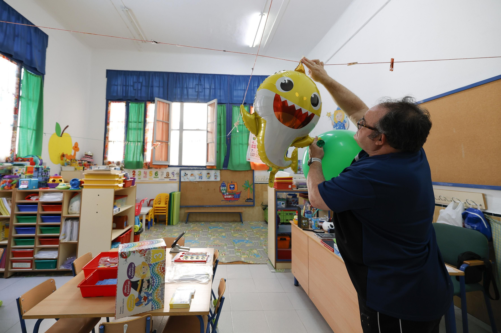 Preparativos en un aula del CEIP San Rafael en la capital gaditana.