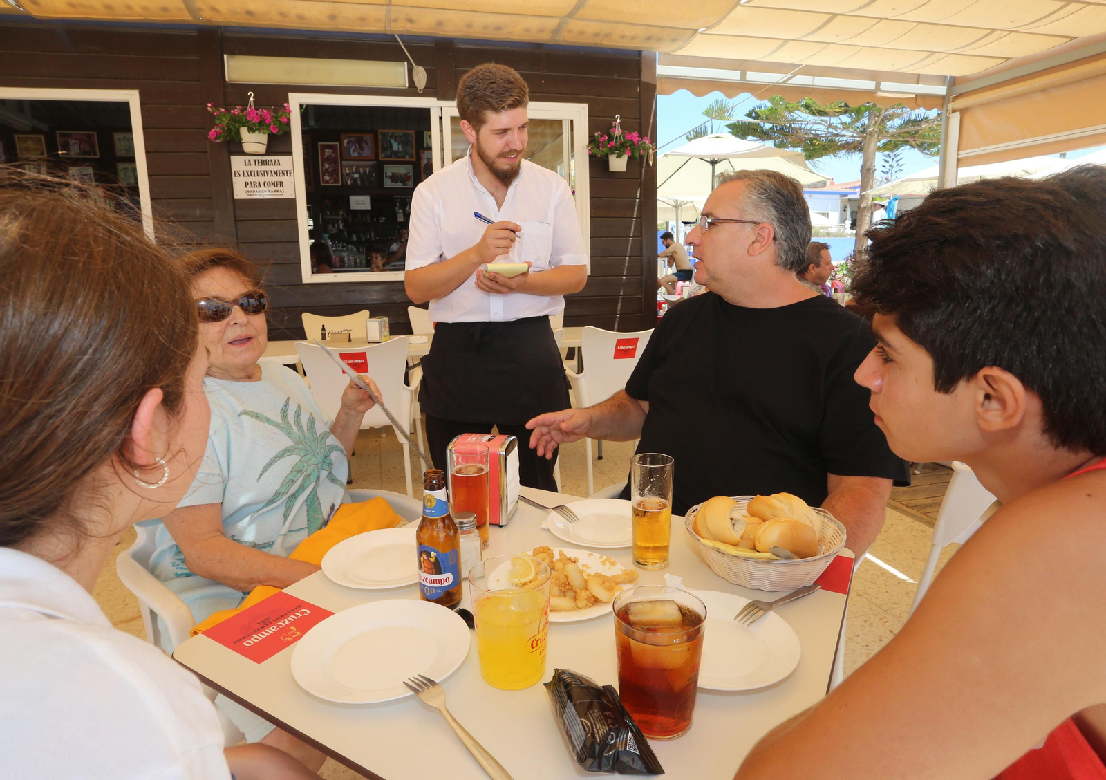 Imágenes de los chiringuitos de Huelva en verano