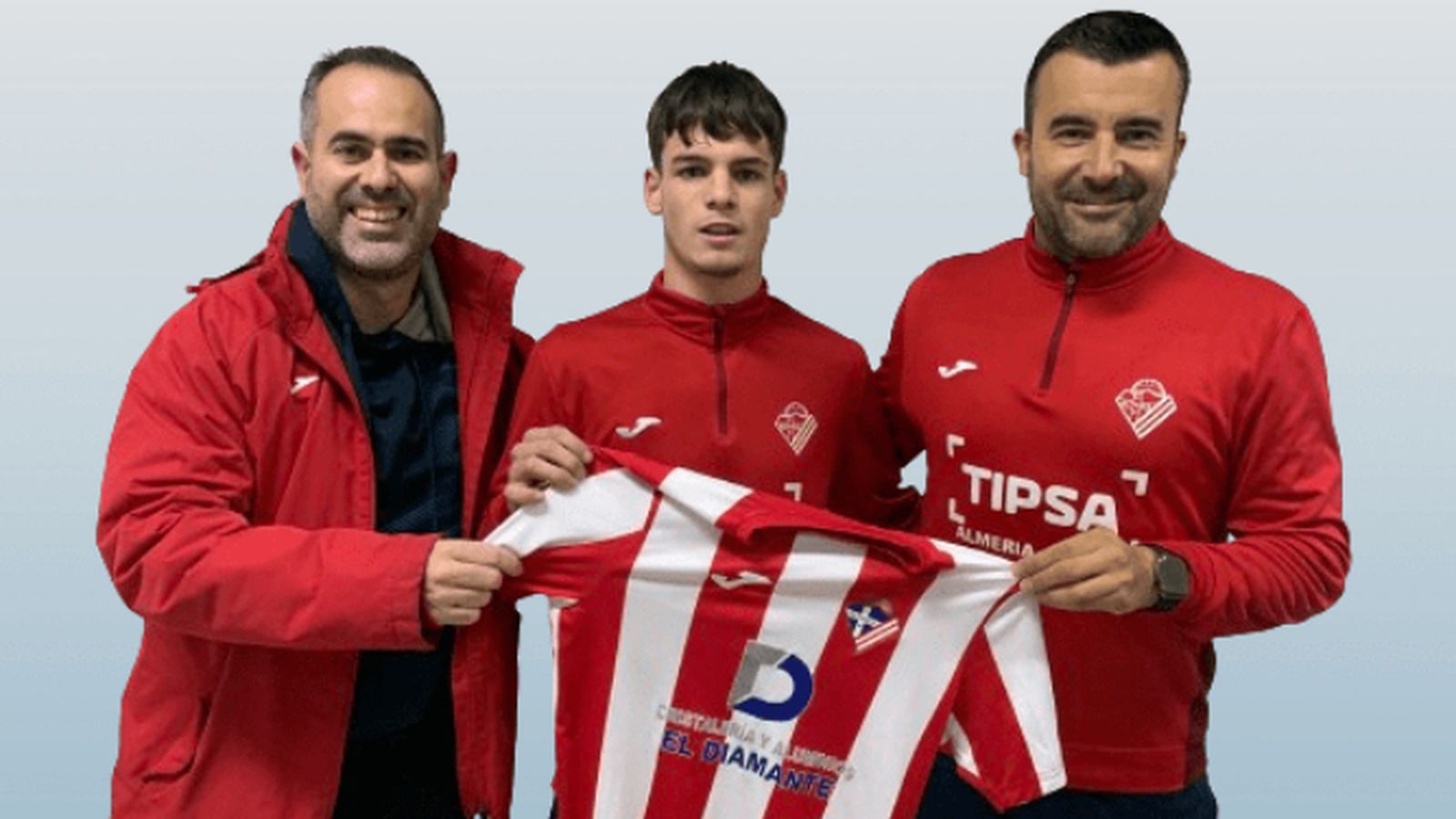 Dani Mesas posa con la camiseta rojiblanca junto con el presidente Jesús Estrella y el entrenador Carlos Hinojo.