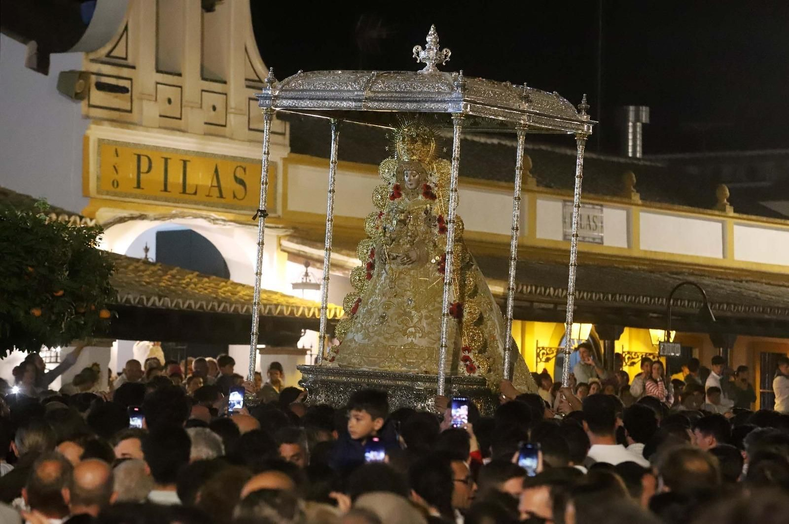 La Virgen del Rocío, en el momento de su recogida en la noche de hoy. La Virgen del Rocío, en el momento de su recogida en la noche de hoy.