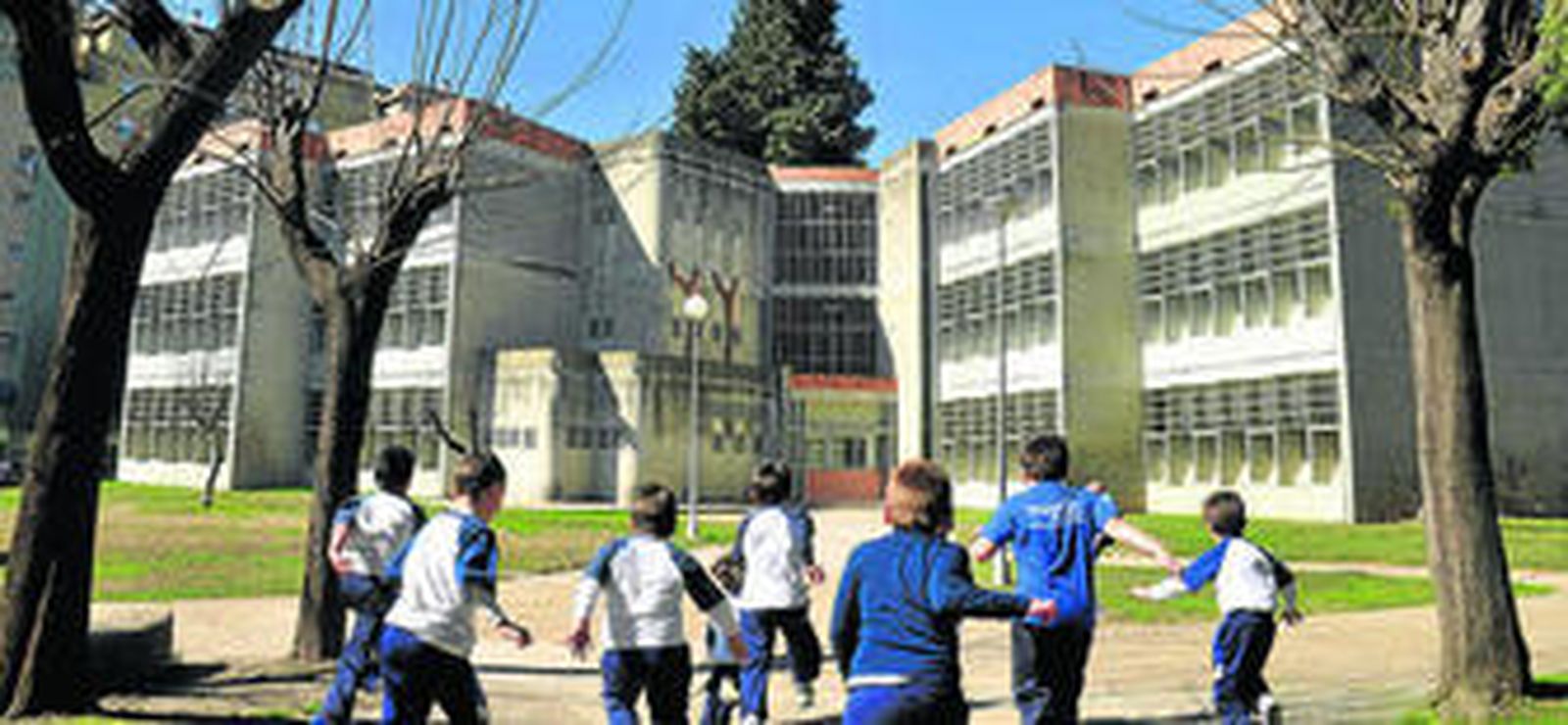 Patio de recreo del Colegio Altair, en la barriada sevillana de Los Pajaritos.