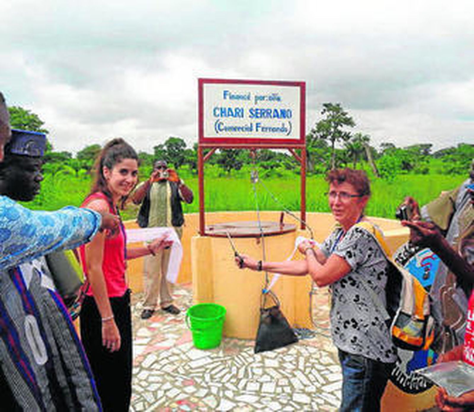 De arriba a abajo:  Acto de colocación de la primera piedra de la nueva granja escuela, los niños de la guardería tras el reparto de material, inauguración del pozo financiado por Chari Serrano y miembros de  la última expedición, que estuvo allí 12 días.