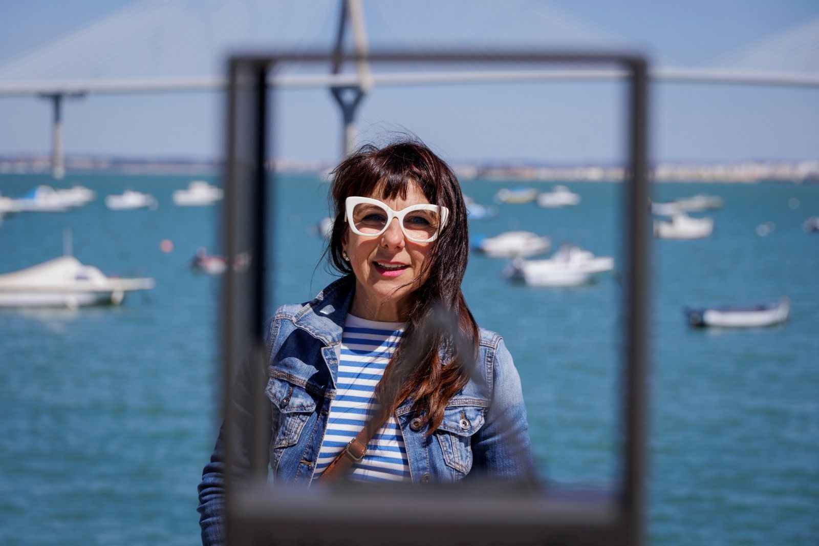 La edil de Turismo y Comercio, tras uno de los postes selfie.