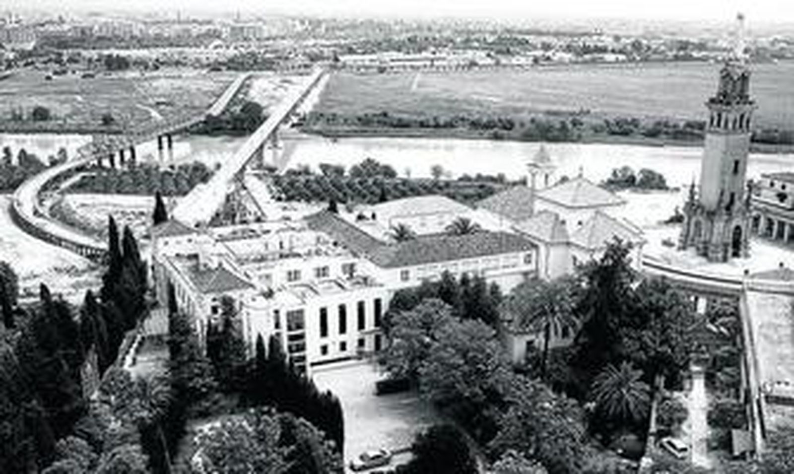 Vista aérea del Monumento de San Juan de Aznalfarache, con línea 1 del Metro al fondo.